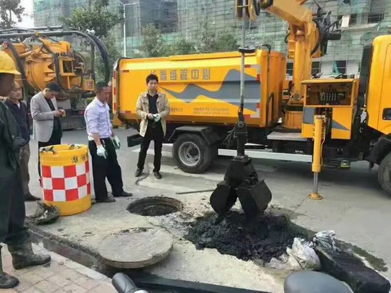 武夷山街道：网格员化身“清道夫”，为民解忧疏通“堵心”化粪池